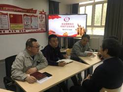 一群人坐在桌子前描述已自動(dòng)生成