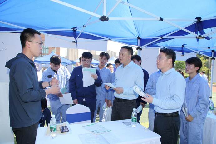 西安市人力資源和社會保障局副局長趙偉，中國西電集團有限公司黨委副書記、董事孫鵬向用人單位人力資源負責人了解企業(yè)情況